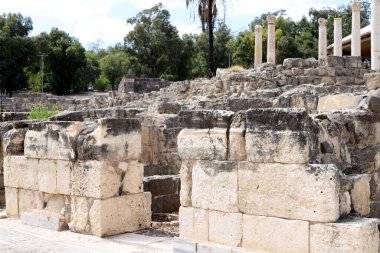 İsrail 'in kuzeyindeki Ürdün Vadisi' ndeki Beit She 'an antik kentinin kalıntıları. Antik çağlarda, şehir güçlü bir deprem tarafından tahrip edildi., 