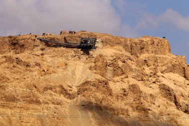 İsrail 'in güneyindeki Judean Çölü' ndeki dağ yamaçlarının ve manzaraların dokusu. Çölde güneşli sıcak bir gün. 