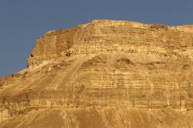 İsrail 'in güneyindeki Judean Çölü' ndeki dağ yamaçlarının ve manzaraların dokusu. Çölde güneşli sıcak bir gün. 