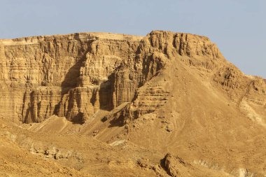 İsrail 'in güneyindeki Judean Çölü' ndeki dağ yamaçlarının ve manzaraların dokusu. Çölde güneşli sıcak bir gün. 