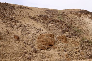 İsrail 'in güneyindeki Judean Çölü' ndeki dağ yamaçlarının ve manzaraların dokusu. Çölde güneşli sıcak bir gün. 