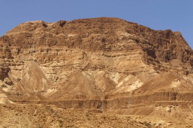 İsrail 'in güneyindeki Judean Çölü' ndeki dağ yamaçlarının ve manzaraların dokusu. Çölde güneşli sıcak bir gün. 