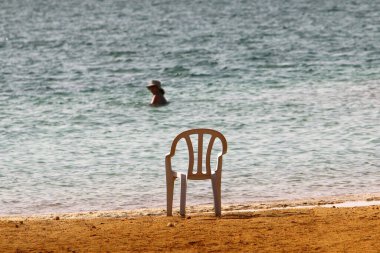İsrail 'in güneyindeki Ölü Tuz Denizi' nde kumsal. Çok sıcak, güneşli bir gün. 