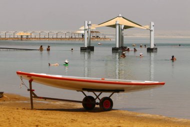 İsrail 'in güneyindeki Ölü Tuz Denizi' nde kumsal. Çok sıcak, güneşli bir gün. 