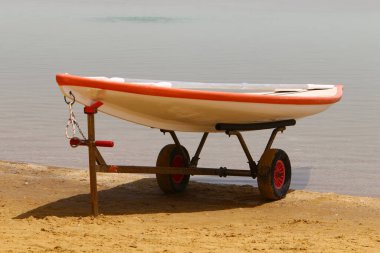 İsrail 'in güneyindeki Ölü Tuz Denizi' nde kumsal. Çok sıcak, güneşli bir gün. 