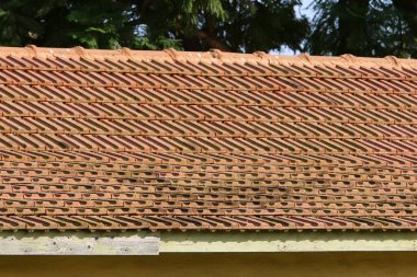 Evin çatısı kırmızı fayanslardan yapılmıştır. İsrail 'deki konut inşaatının mimari detayları. 