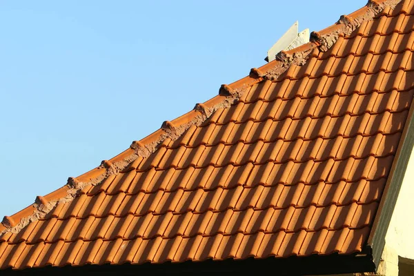 Das Dach Des Hauses Besteht Aus Roten Ziegeln Architektonische Details — Stockfoto