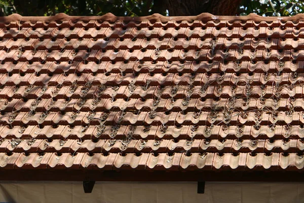 Das Dach Des Hauses Besteht Aus Roten Ziegeln Architektonische Details — Stockfoto