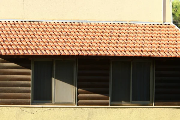 Střecha Domu Červených Dlaždic Architektonické Detaily Bytové Výstavby Izraeli — Stock fotografie