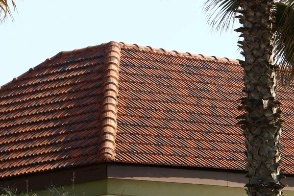 Dach Domu Wykonany Jest Czerwonych Dachówek Architektoniczne Szczegóły Budownictwa Mieszkaniowego — Zdjęcie stockowe