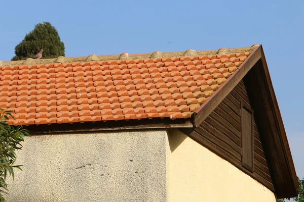 Tetto Della Casa Fatto Piastrelle Rosse Dettagli Architettonici Della Costruzione — Foto Stock