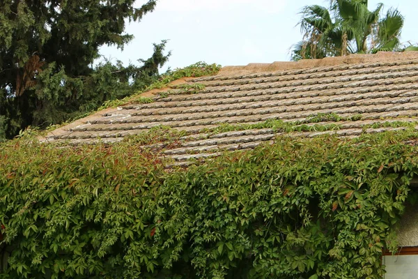 Οροφή Του Σπιτιού Είναι Φτιαγμένη Από Κόκκινα Πλακάκια Αρχιτεκτονικές Λεπτομέρειες — Φωτογραφία Αρχείου