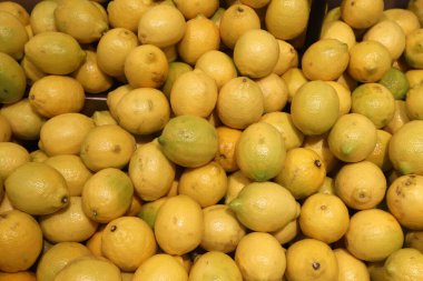 Kuzey İsrail 'deki Akko şehrindeki bir bakkalda taze sebze ve meyveler tezgahın üzerinde. 