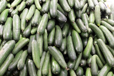 Kuzey İsrail 'deki Akko şehrindeki bir bakkalda taze sebze ve meyveler tezgahın üzerinde. 