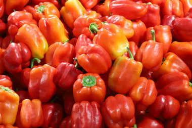 Kuzey İsrail 'deki Akko şehrindeki bir bakkalda taze sebze ve meyveler tezgahın üzerinde. 