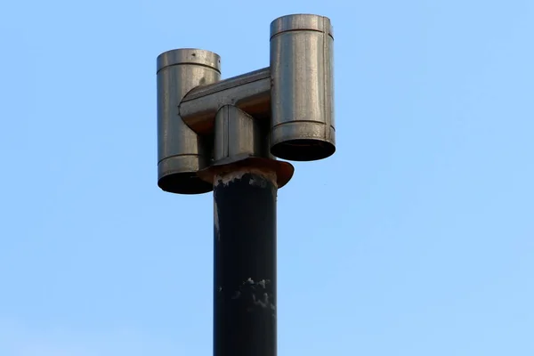 Hoge Schoorsteen Tocht Vuurkist Tegen Een Blauwe Lucht Verbeteren — Stockfoto