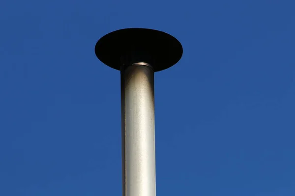 Chaminé Alta Para Melhorar Rascunho Caixa Fogo Contra Céu Azul — Fotografia de Stock