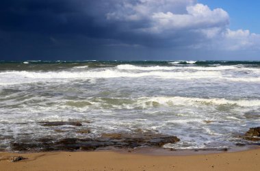 İsrail 'in kuzeyindeki Akdeniz kıyısında. Yaz ve sıcak güneşli bir gün 