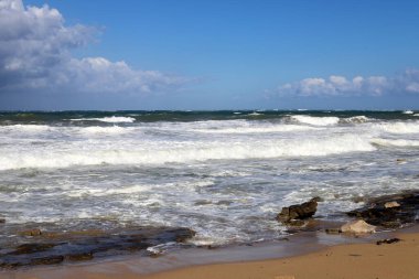 İsrail 'in kuzeyindeki Akdeniz kıyısında. Yaz ve sıcak güneşli bir gün 