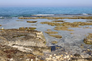İsrail 'in kuzeyindeki Akdeniz kıyısında. Yaz ve sıcak güneşli bir gün 
