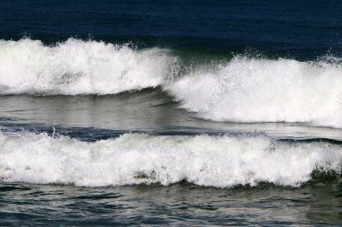 İsrail 'in kuzeyindeki Akdeniz kıyısında. Yaz ve sıcak güneşli bir gün 