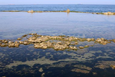 İsrail 'in kuzeyindeki Akdeniz kıyısında. Yaz ve sıcak güneşli bir gün 