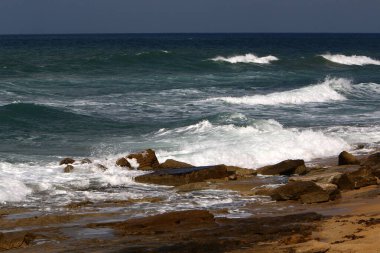 İsrail 'in kuzeyindeki Akdeniz kıyısında. Yaz ve sıcak güneşli bir gün 
