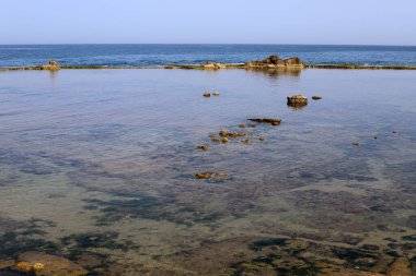 İsrail 'in kuzeyindeki Akdeniz kıyısında. Yaz ve sıcak güneşli bir gün 