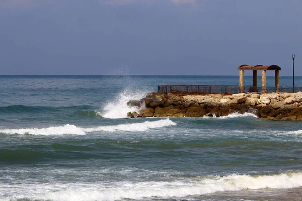 Ακτή Της Μεσογείου Θάλασσας Στο Βόρειο Τμήμα Του Ισραήλ Καλοκαίρι — Φωτογραφία Αρχείου
