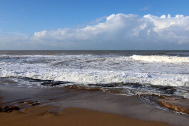 İsrail 'in kuzeyindeki Akdeniz kıyısında. Yaz ve sıcak güneşli bir gün 