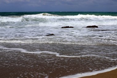 İsrail 'in kuzeyindeki Akdeniz kıyısında. Yaz ve sıcak güneşli bir gün 