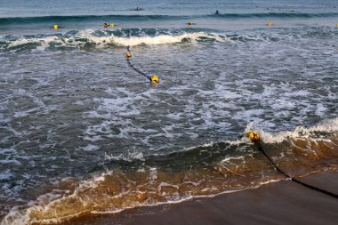 İsrail 'de Akdeniz kıyısındaki kumsal. Kuzey İsrail 'de sıcak yaz günü 