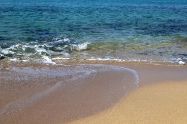 İsrail 'de Akdeniz kıyısındaki kumsal. Kuzey İsrail 'de sıcak yaz günü 