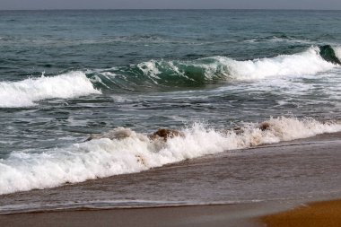 İsrail 'de Akdeniz kıyısındaki kumsal. Kuzey İsrail 'de sıcak yaz günü 