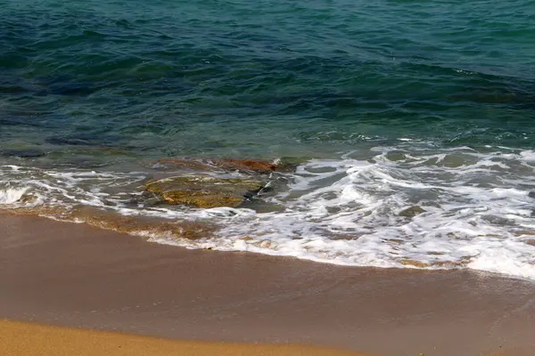 Praia Areia Nas Margens Mar Mediterrâneo Israel Dia Quente Verão — Fotografia de Stock