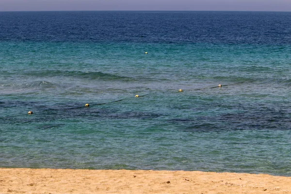 Srail Akdeniz Kıyısındaki Kumsal Kuzey Srail Sıcak Yaz Günü — Stok fotoğraf