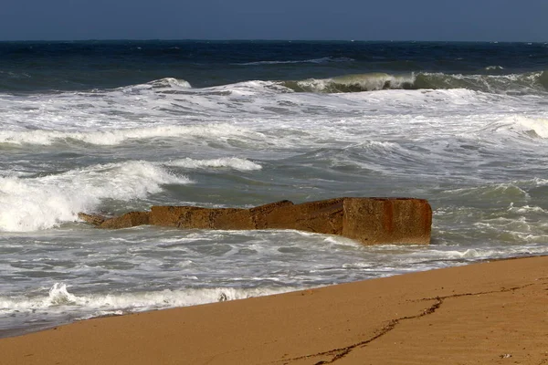 Piaszczysta Plaża Nad Brzegiem Morza Śródziemnego Izraelu Gorący Letni Dzień — Zdjęcie stockowe