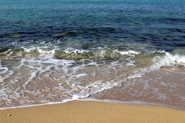 Praia Areia Nas Margens Mar Mediterrâneo Israel Dia Quente Verão — Fotografia de Stock