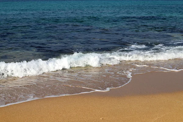 Αμμώδης Παραλία Στις Ακτές Της Μεσογείου Θάλασσας Στο Ισραήλ Ζεστή — Φωτογραφία Αρχείου