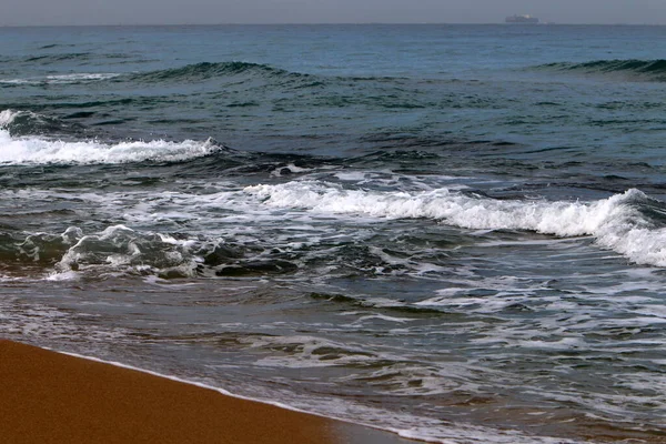 Praia Areia Nas Margens Mar Mediterrâneo Israel Dia Quente Verão — Fotografia de Stock