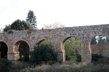 200 yıllık antik bir su kemeri, İsrail 'in batısındaki Akko, Batı Celile' deki Qabri kaynaklarından su sağlıyor.. 
