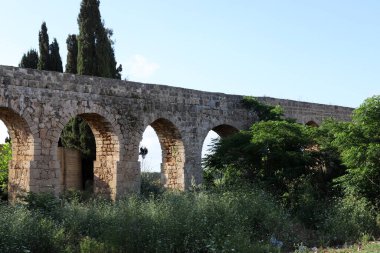 200 yıllık antik bir su kemeri, İsrail 'in batısındaki Akko, Batı Celile' deki Qabri kaynaklarından su sağlıyor.. 