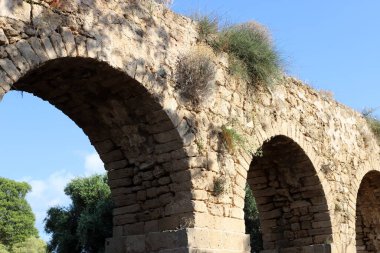 200 yıllık antik bir su kemeri, İsrail 'in batısındaki Akko, Batı Celile' deki Qabri kaynaklarından su sağlıyor.. 