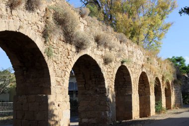 200 yıllık antik bir su kemeri, İsrail 'in batısındaki Akko, Batı Celile' deki Qabri kaynaklarından su sağlıyor.. 