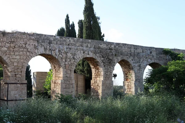 200 년이나 고대의한 수도교는 이스라엘 갈릴리 서부의 아코에 샘에서 공급하였다 — 스톡 사진