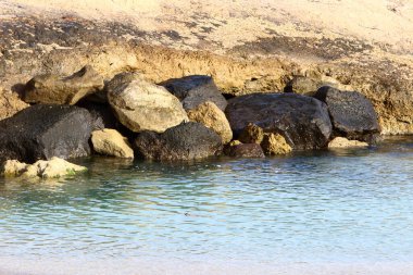 Kuzey İsrail 'de Akdeniz kıyılarında büyük taşlar bulunur. 