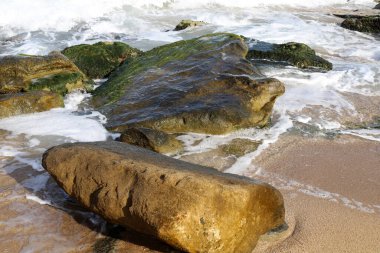Kuzey İsrail 'de Akdeniz kıyılarında büyük taşlar bulunur. 