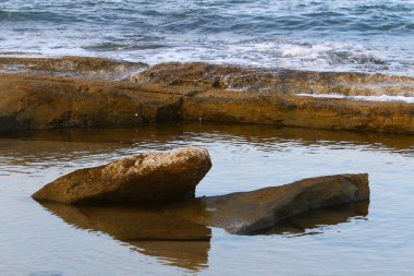 Kuzey İsrail 'de Akdeniz kıyılarında büyük taşlar bulunur. 