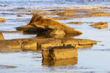 Kuzey İsrail 'de Akdeniz kıyılarında büyük taşlar bulunur. 