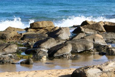 Kuzey İsrail 'de Akdeniz kıyılarında büyük taşlar bulunur. 